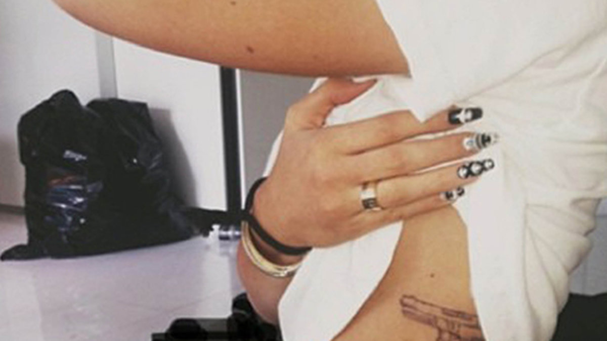 Kylie Jenner visar sin nya tatuering. 