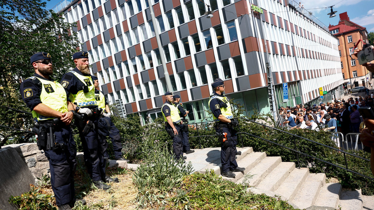 Vid koranbränningen utanför en moské tidigare i somras fick polisen kalla in förstärkning från hela landet till Stockholm för att hantera eventuella stökigheter. Under torsdagens demonstration är det Stockholmspolisen som ska stå för ordningen.
