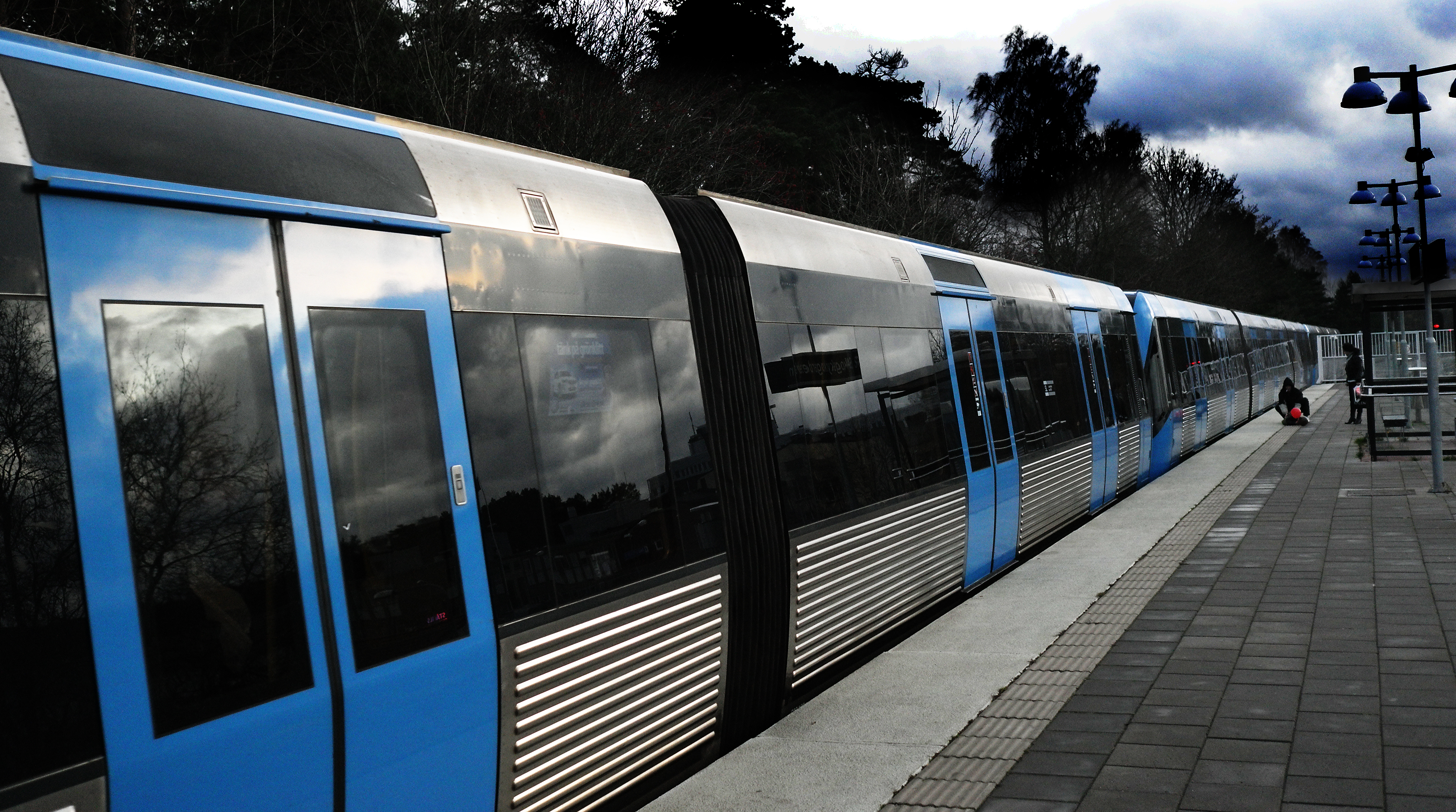 12. Tunnelbanan skenar. På fredagen den 13 augusti 2010 skenade ett arbetslok genom en linje i Londons tunnelbana som gjorde så att tåg framför tvingades skippa stationer och växla över till en annan bana för att inte bli påkört. Hur lång färden blev inna 12. Tunnelbanan skenar. På fredagen den 13 augusti 2010 skenade ett arbetslok genom en linje i Londons tunnelbana som gjorde så att tåg framför tvingades skippa stationer och växla över till en annan bana för att inte bli påkört. Hur lång färden blev inna