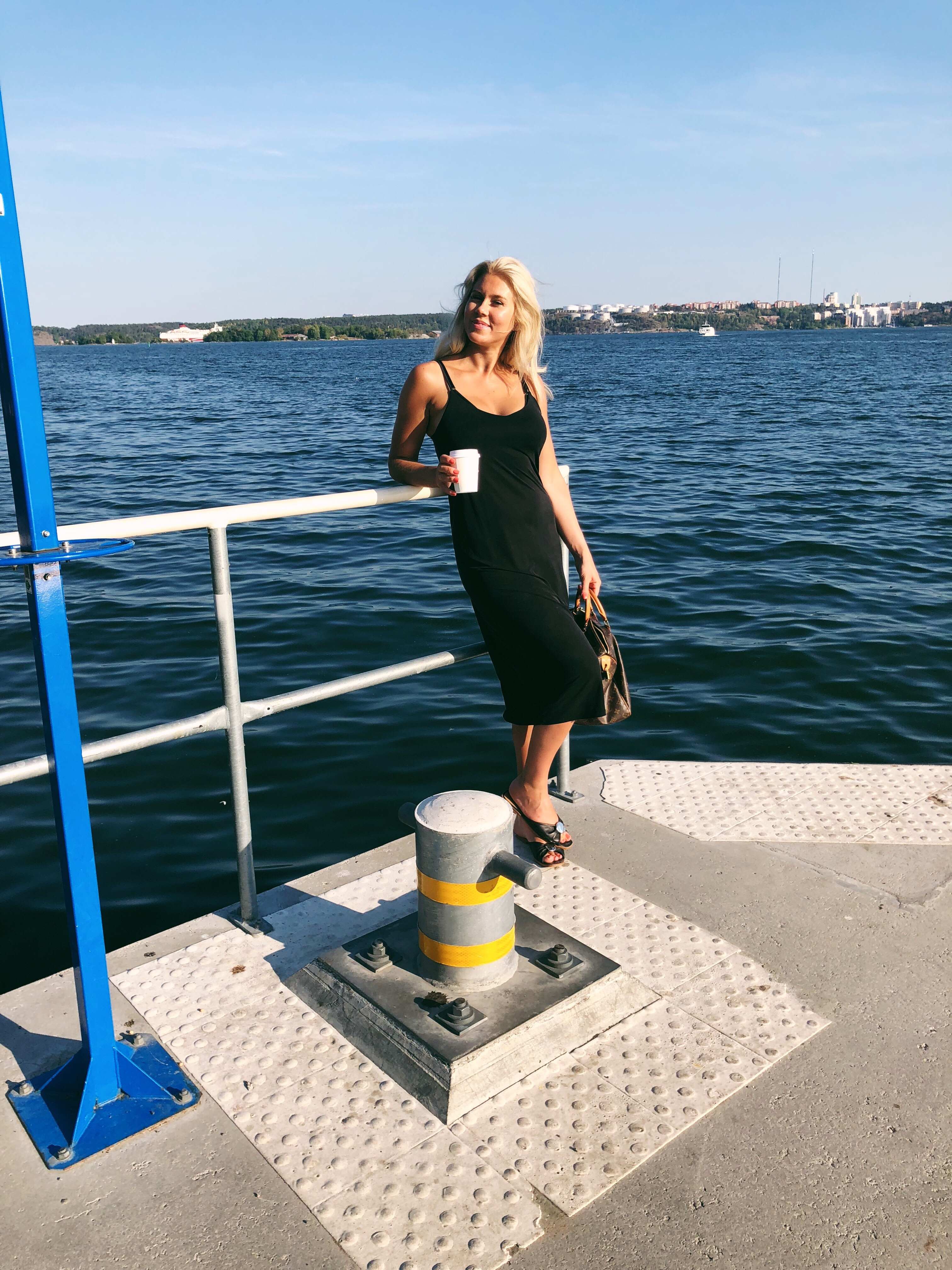 Isabella Löwengrip solar vid vattnet Isabella Löwengrip solar vid vattnet