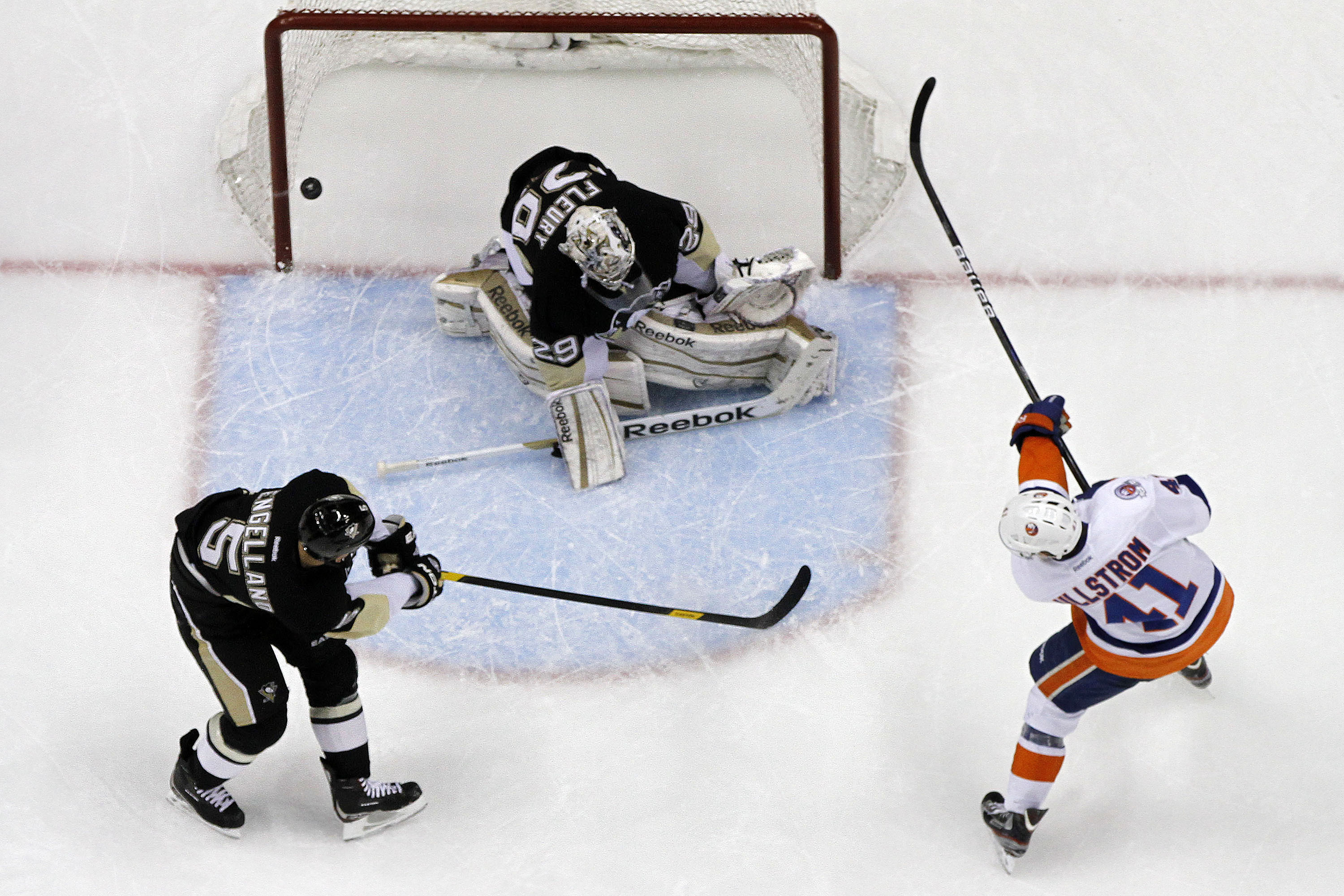 David Ullström, New York Islanders, sätter iskallt pucken bakom Pittsburgh Penguins Mare-Andre Fleury. 
