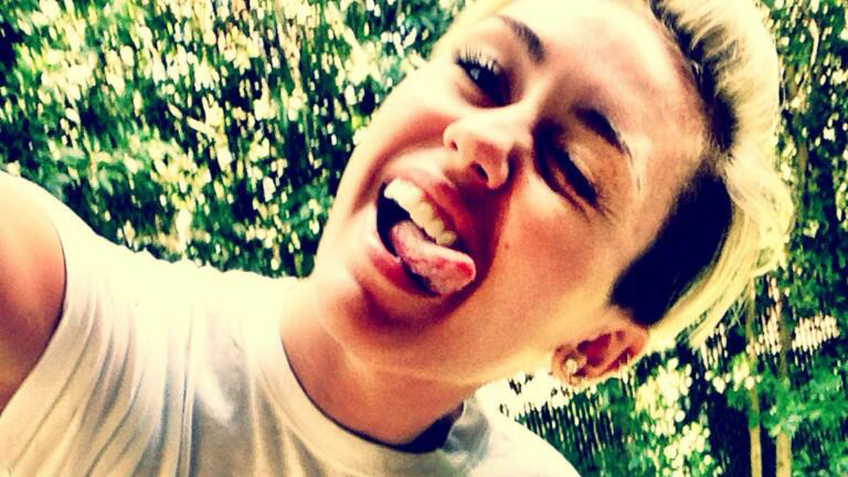 Miley tillsammans med sin favoritkroppsdel - tungan!