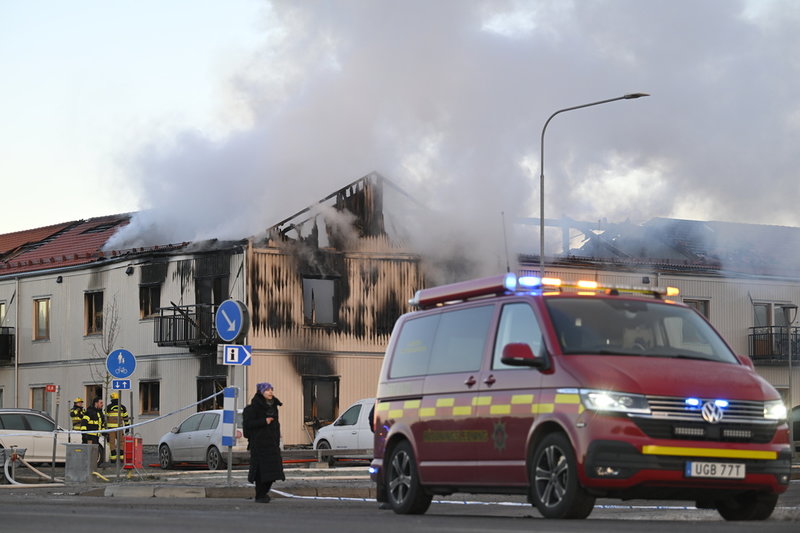 Branden spreds snabbt via en loftgång, enligt räddningstjänsten.