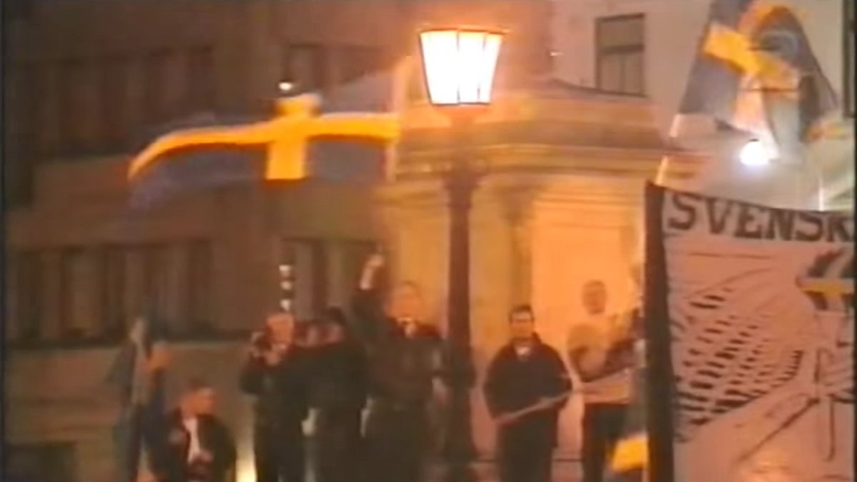 1992 anlitades nazistiska Vitt Ariskt Motstånd som livvakter när SD skulle demonstrera 30 november. Källa:ExpoBilden kommer från demonstrationen. 