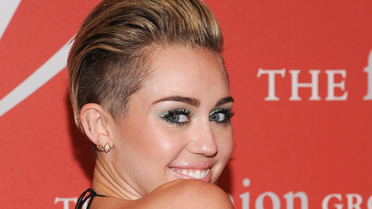 År 2013 tatuerade Miley korsade pilar för att hylla sina rötter i den amerikanska ursprungsbefolkningen. 