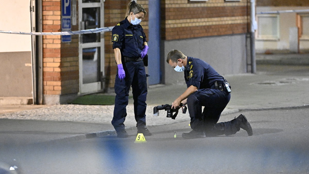 Polisens kriminaltekniker undersöker ett avspärrat område efter fredagskvällens skottlossning i Landskrona.