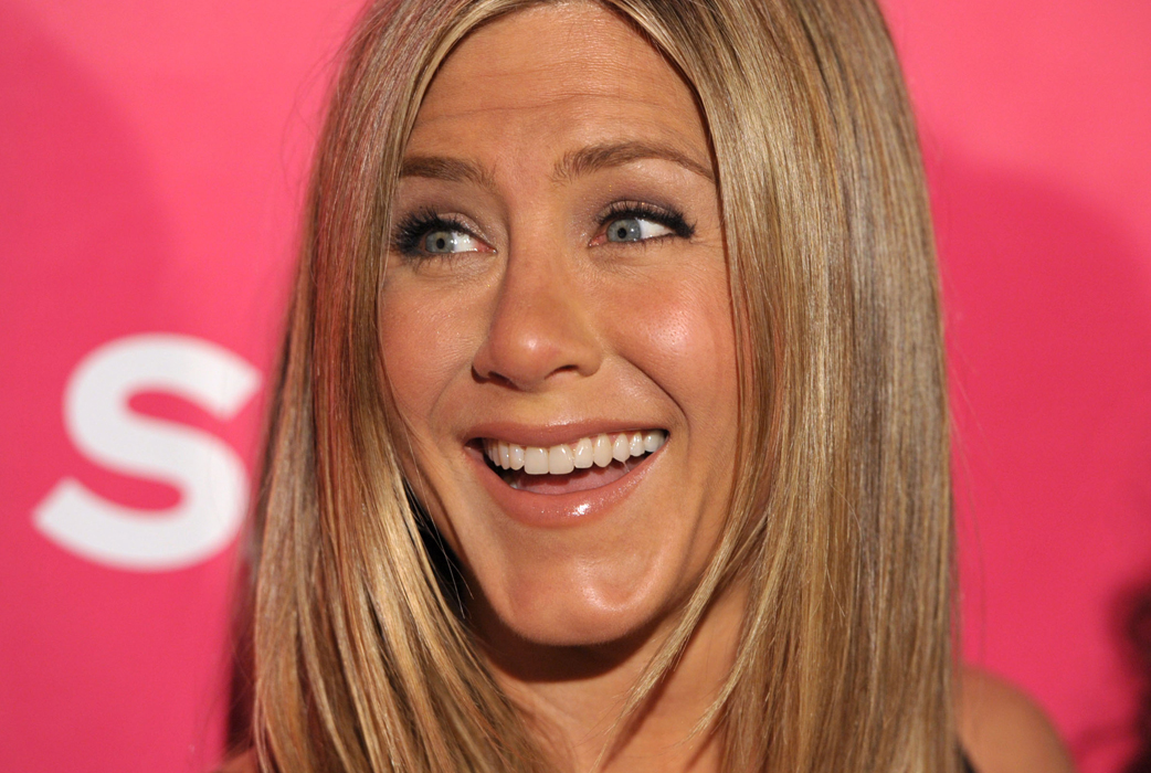 Jennifer Aniston chockade sin hemhjälp genom att alltid gå runt i bara sexiga underkläder. Hon solade även alltid topless. En annan källa berättar att Aniston och hennes fästman Justin Theroux läste boken Fifty Shades of Grey när hon försökte bli gravid. Jennifer Aniston chockade sin hemhjälp genom att alltid gå runt i bara sexiga underkläder. Hon solade även alltid topless. En annan källa berättar att Aniston och hennes fästman Justin Theroux läste boken Fifty Shades of Grey när hon försökte bli gravid.