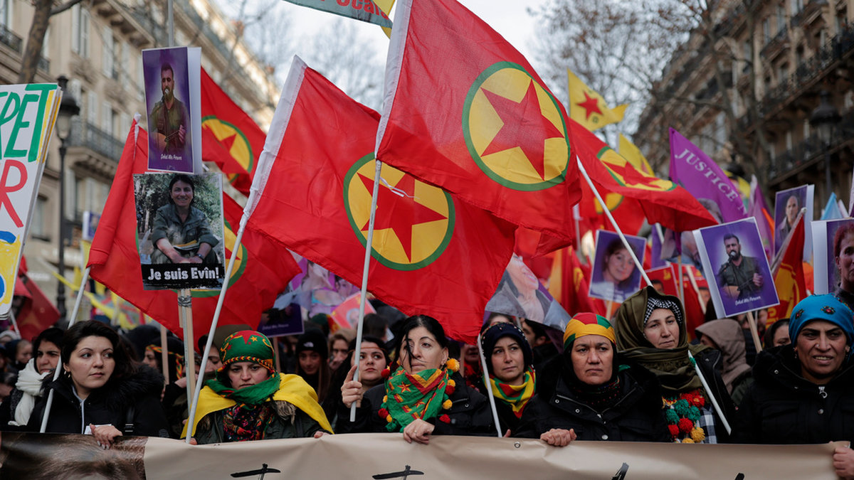 Kurdiska aktivister viftar med PKK:s flagga under en demonstration i Paris på lördagen.