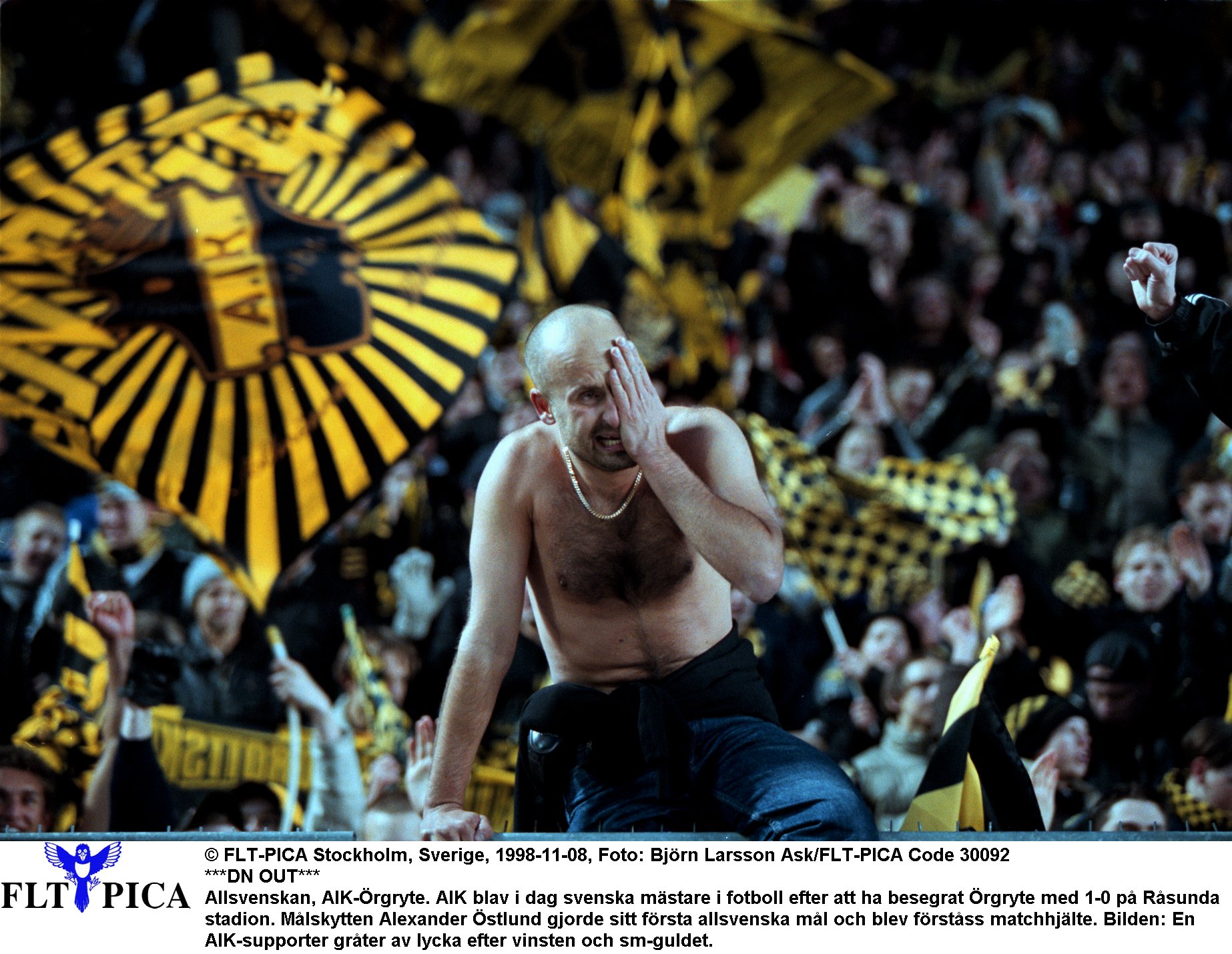 Black Army och AIK-fansen firar SM-guldet 1998.