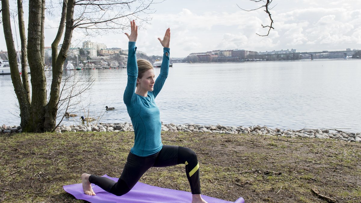 Under dagarna du känner av din PMS, testa på att gå på yoga.