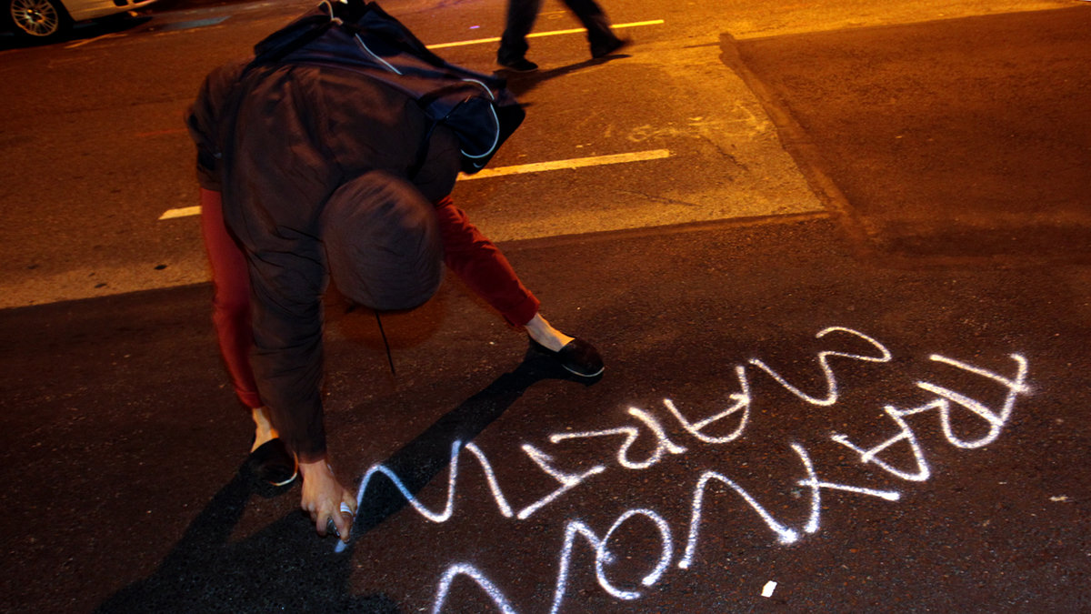 Ungdomar i Oakland skriver 17-åringens namn på gatan.