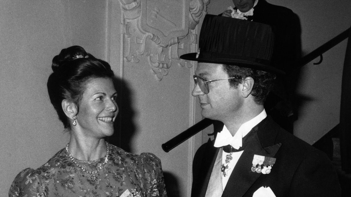 Drottning Silvia tillsammans med kungen i samband med att han blev skoglig hedersdoktor vid Uppsala universitet i oktober 1985.