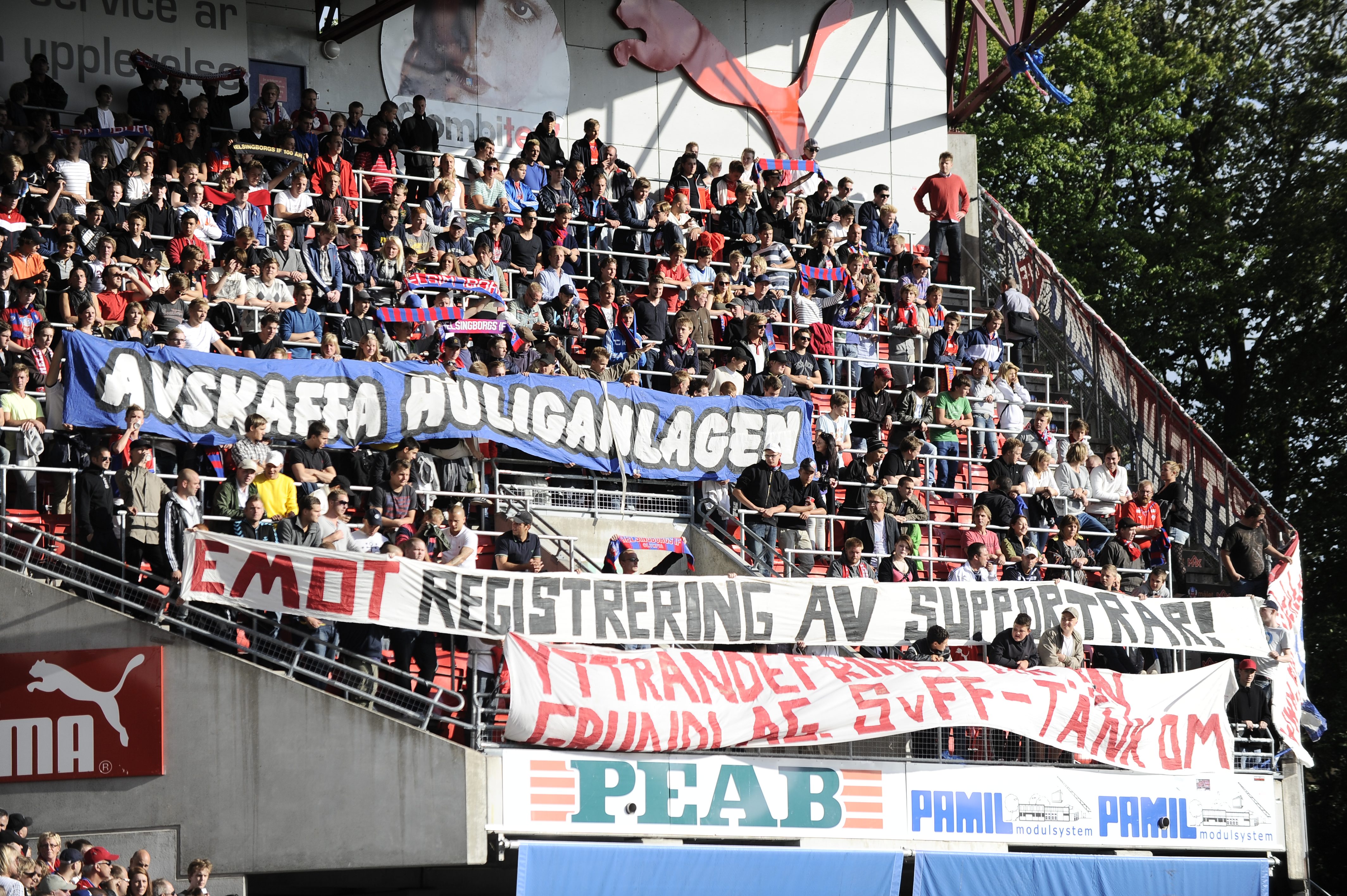 Även denna match höll Helsingsborgssupportrarna upp kritiska banderoller riktade mot Svenska fotbollförbundet.