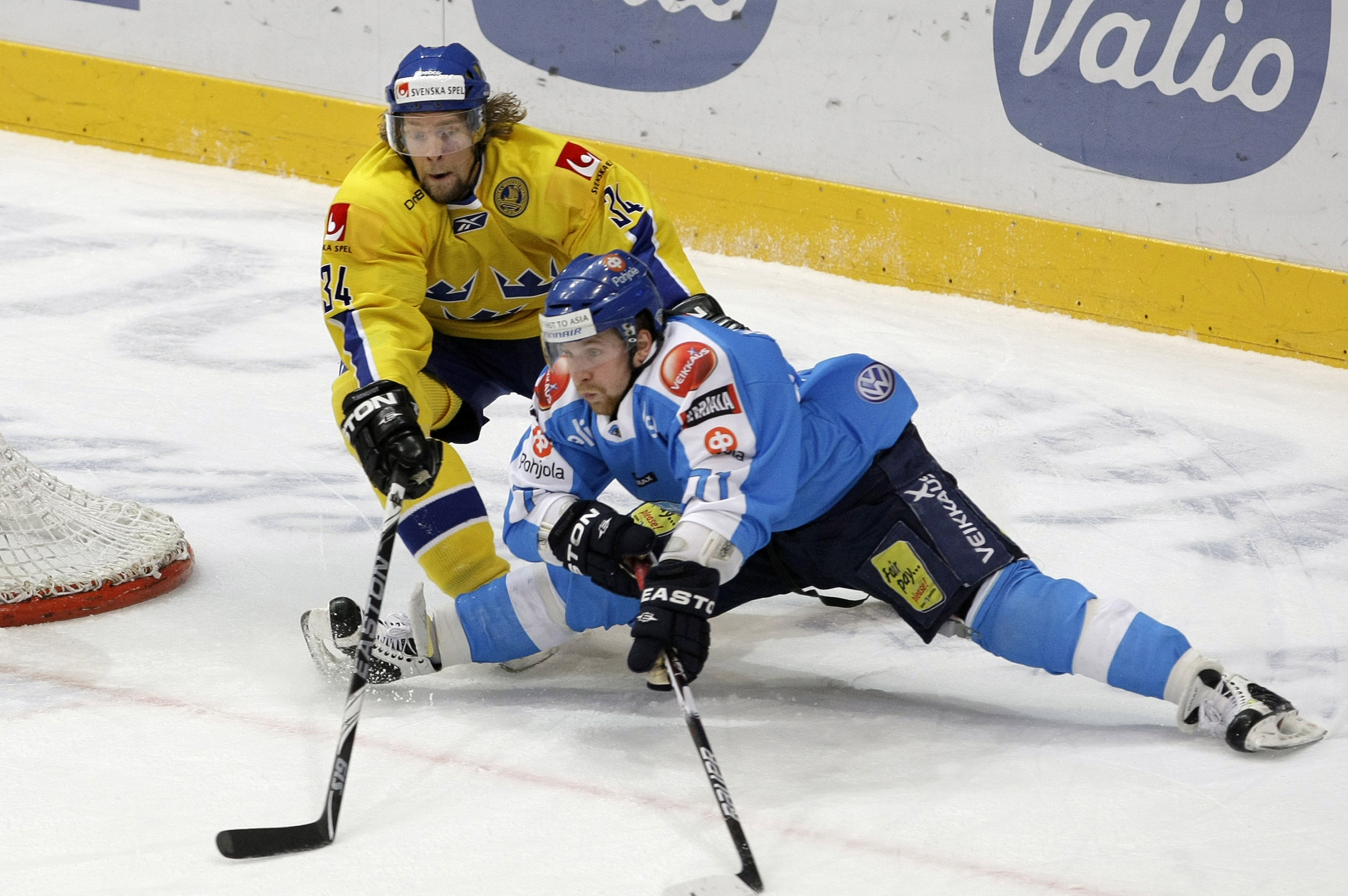 7. Daniel Tjärnqvist återvänder till Djurgården, laget han senast spelade i under lockoutsäsongen 2004/2005.