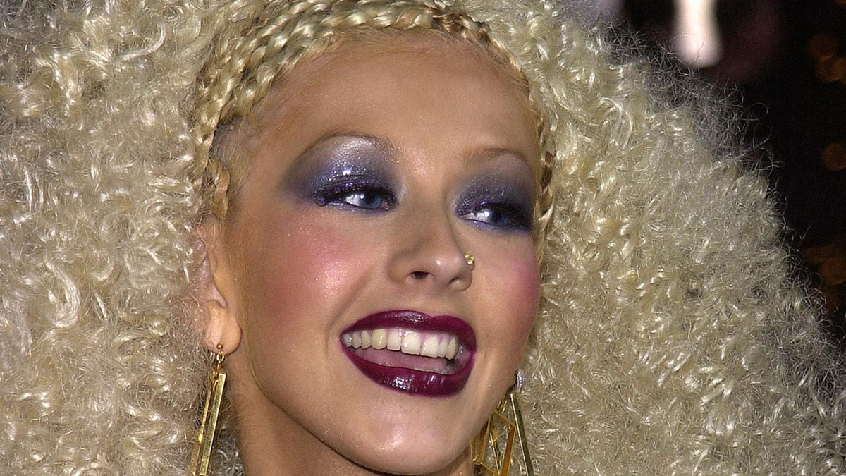Någon spillde ut hela Barbies sminkpalett i Christina Aguileras ansikte. 