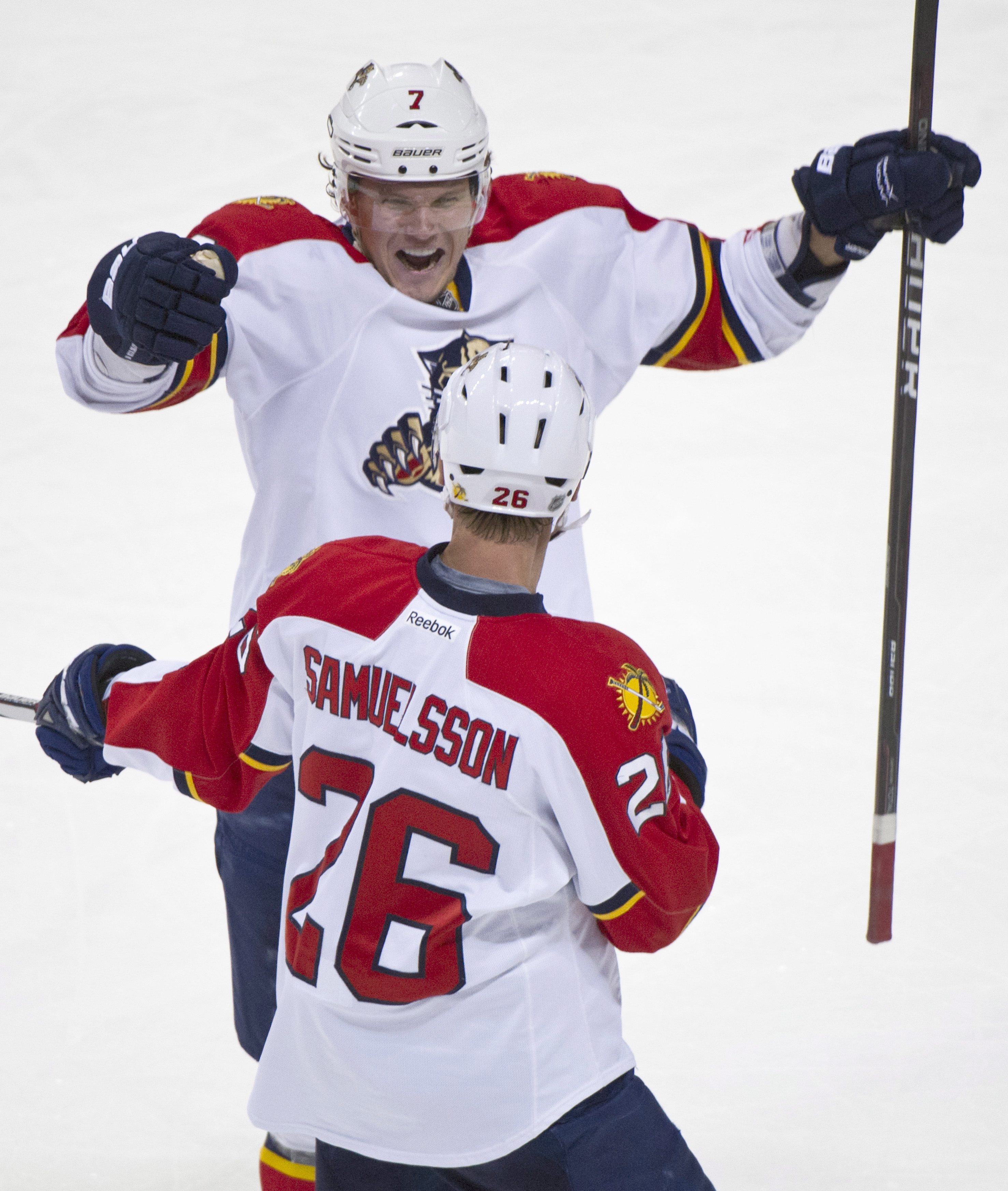 Dmitry Kulokov var snabbt framme för att krama om Mikael Samuelsson när han avgjorde för Florida Panthers genom att skjuta in 3-2 mot Montréal Canadiens. Dmitry Kulokov var snabbt framme för att krama om Mikael Samuelsson när han avgjorde för Florida Panthers genom att skjuta in 3-2 mot Montréal Canadiens.
