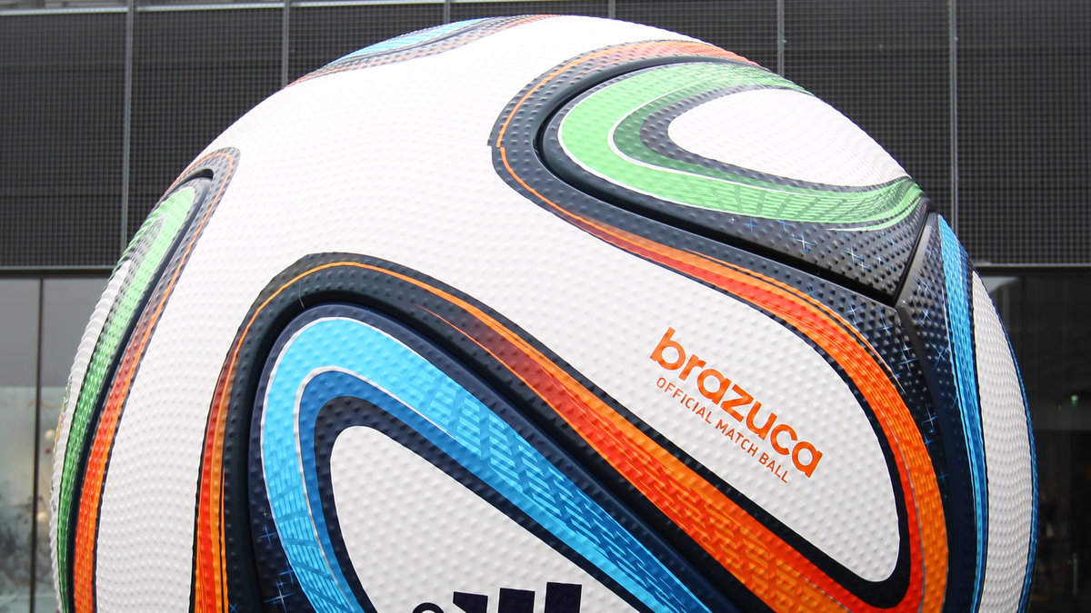 Adidas är ett storföretag inom sportvärlden och tillverkar bland annat VM-bollen.