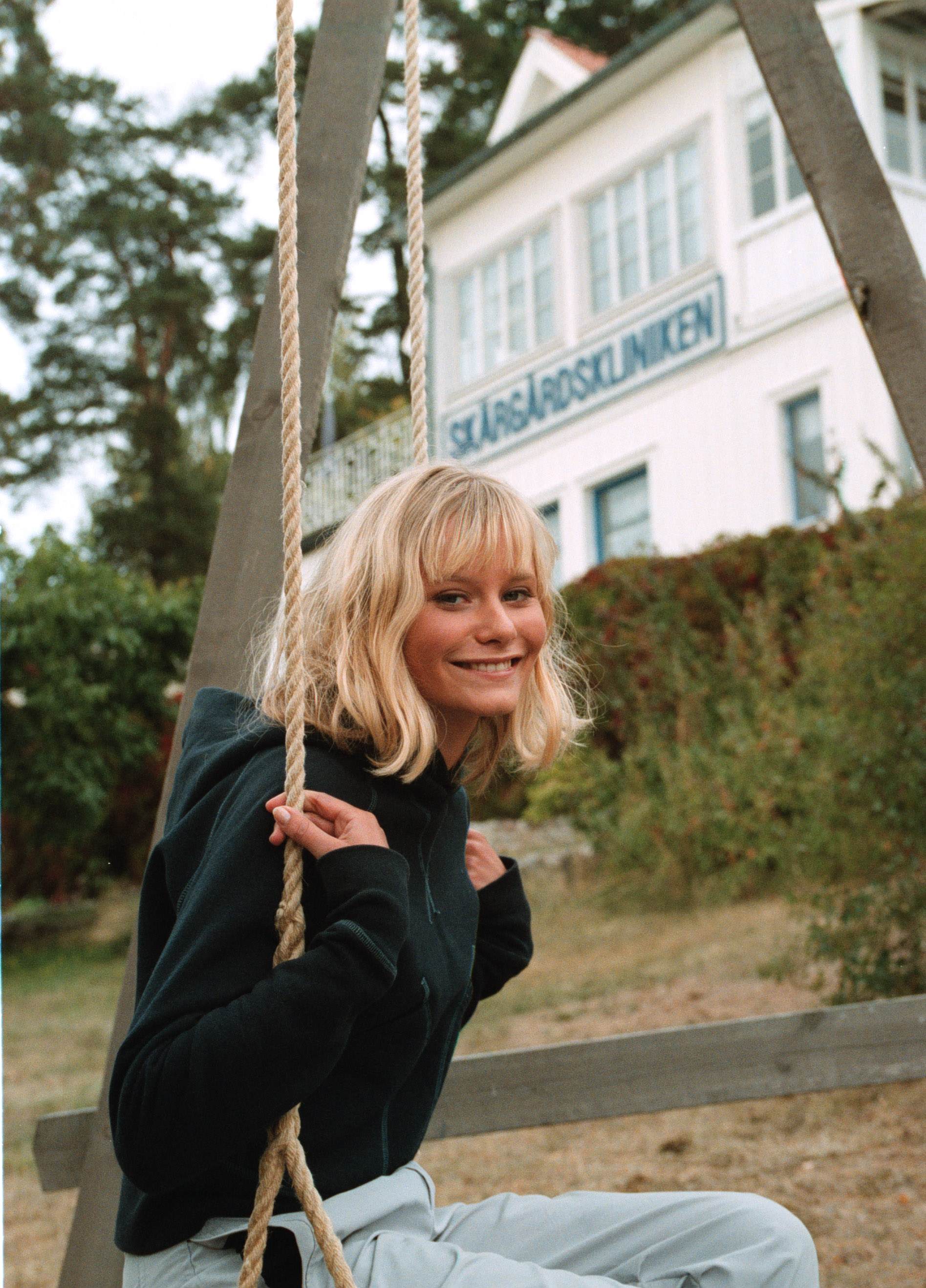 Ebba Hultkvist, känd som Wilma i Skärgårdsdoktorn, är en av programledarna för Jobbgrillen.