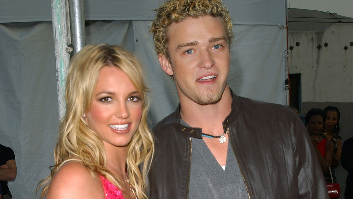 Britney Spears och Justin Timberlake var ett par från år 2000 till 2002. Paret gjorde slut efter att Justin insåg att Britney hade bedragit honom med sin bakgrundsdansare. Hur skulle han hämnas? I videon till låten "Cry me a river" så är han otrogen med en Britney Spears-lookalike i deras sovrum, samtidigt som han filmar det. 