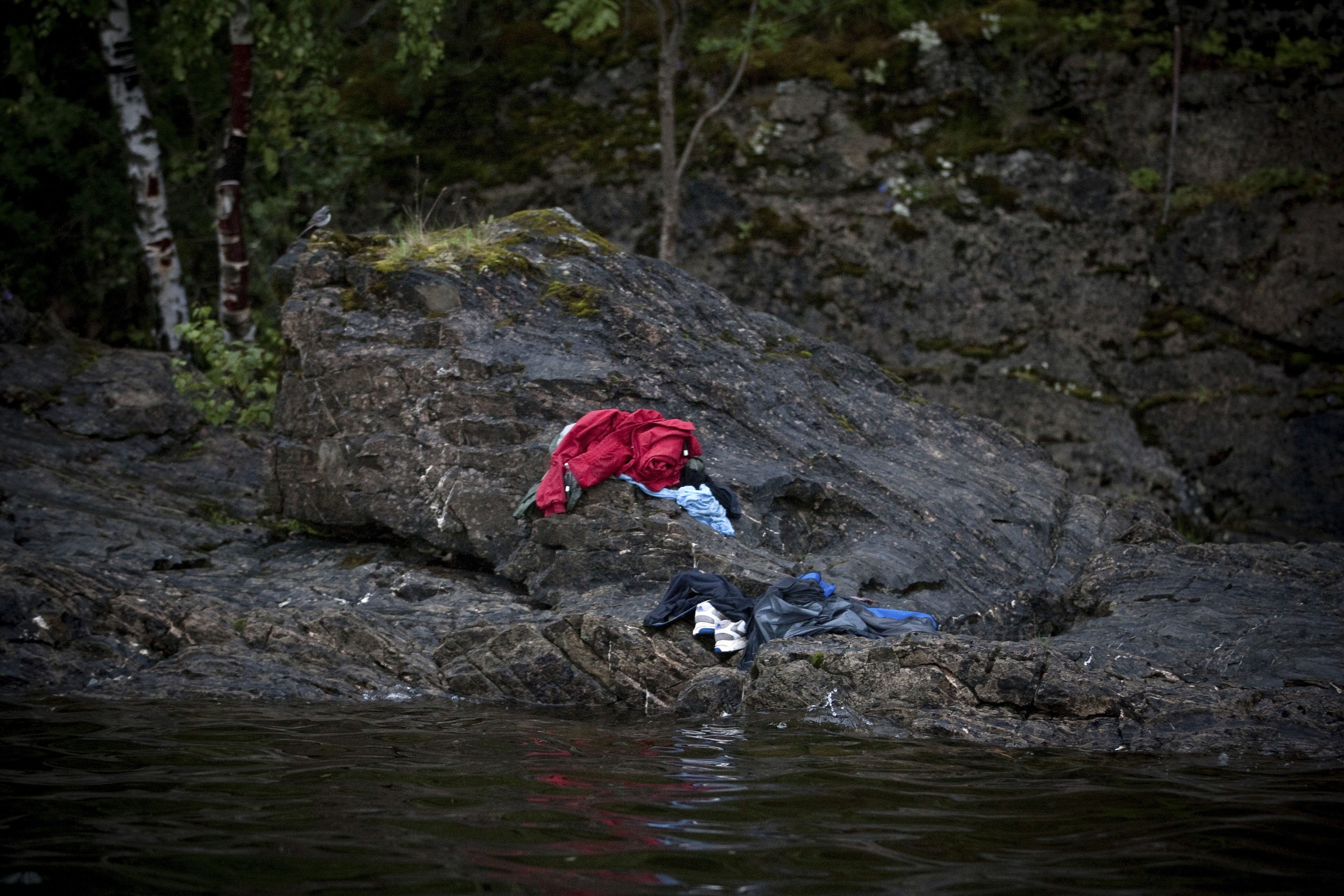 Klockan 17.27 senare samma dag fick polisen larm om skottlossning på ön Utöya. Klockan 17.27 senare samma dag fick polisen larm om skottlossning på ön Utöya.