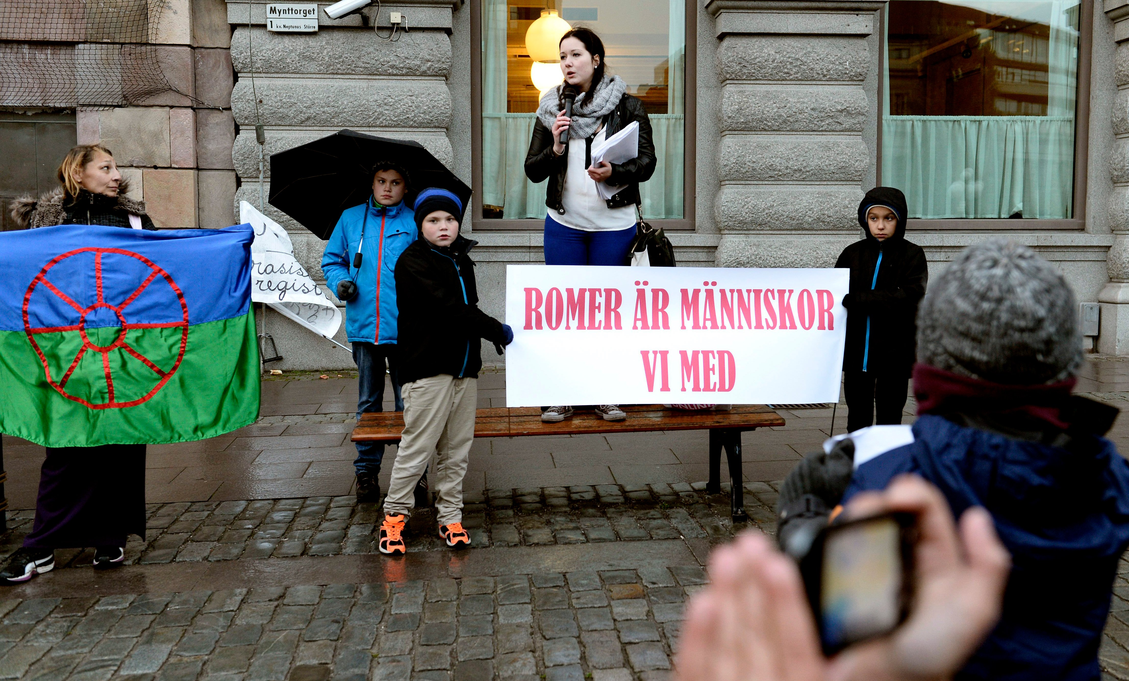 Initiativtagare Jessica Szoppe inledningstalar när personer med romsk tillhörighet demonstrerar på Mynttorget i Stockholm på fredagen med anledning av den registrerings skandal som uppdagats hos skånepolisen. 