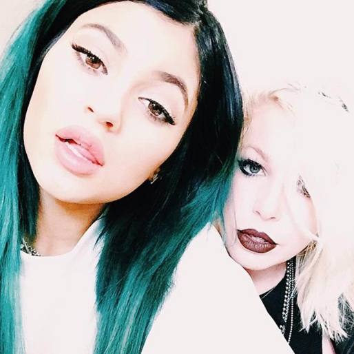 Kylie Jenner tar en selfie med sin väninna. Kylie Jenner tar en selfie med sin väninna.