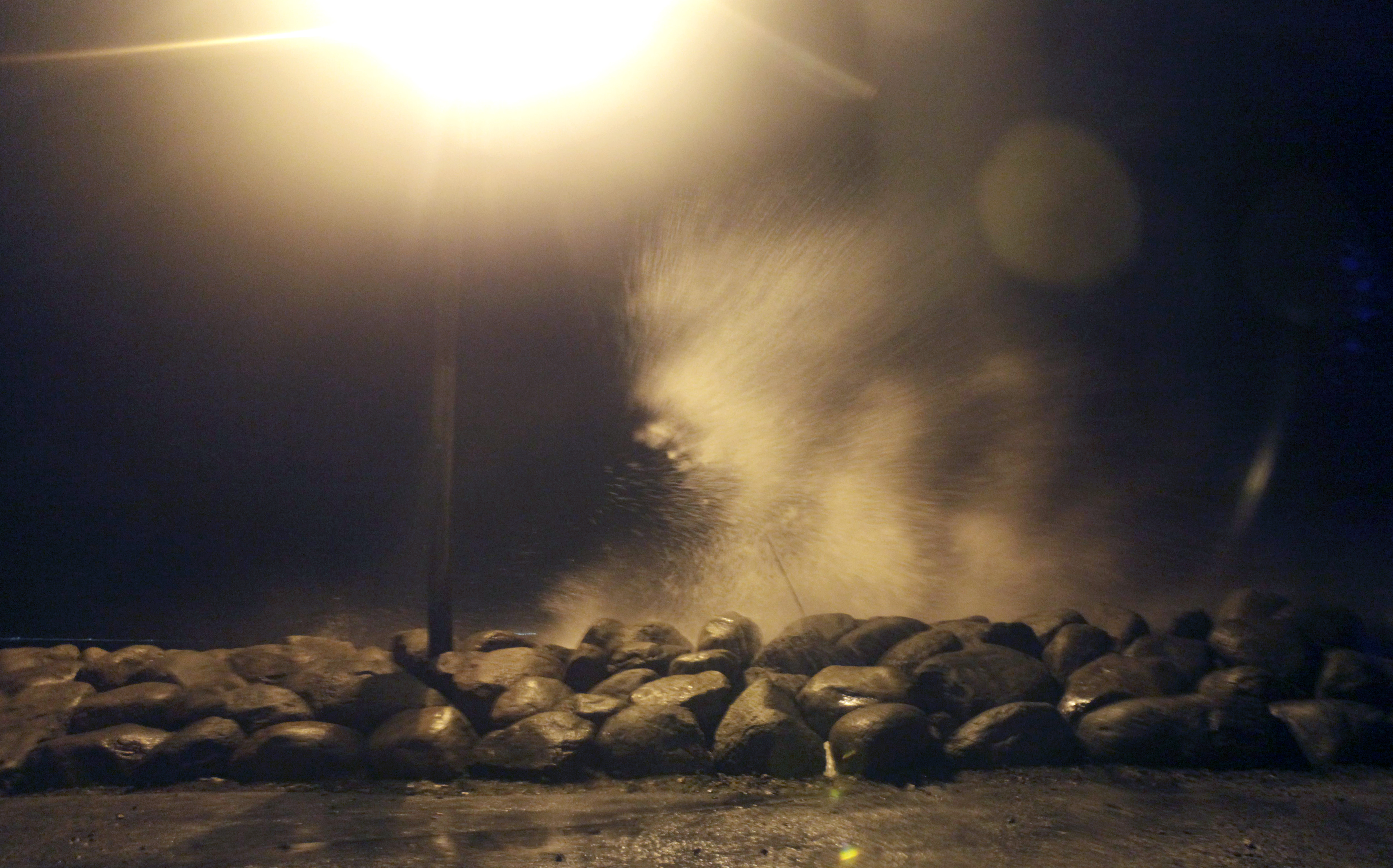 6. Storm. Under fredagen drar ett nytt oväder in över de södra delarna av Sverige som bland annat kommer att orsaka stormbyar på östkusten. Stanna inne och hoppas att huset inte blåser bort, helt enkelt. 6. Storm. Under fredagen drar ett nytt oväder in över de södra delarna av Sverige som bland annat kommer att orsaka stormbyar på östkusten. Stanna inne och hoppas att huset inte blåser bort, helt enkelt.