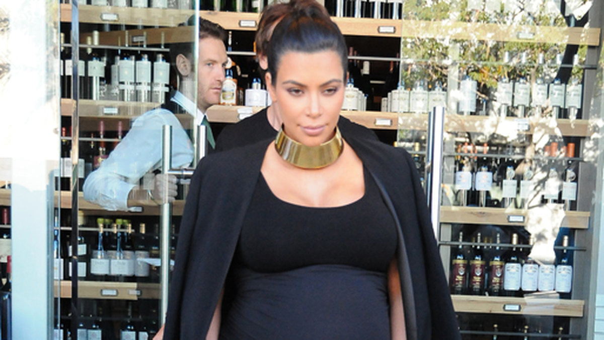 Kim Kardashian käkade lunch med sina kompisar i Beverly Hills. 