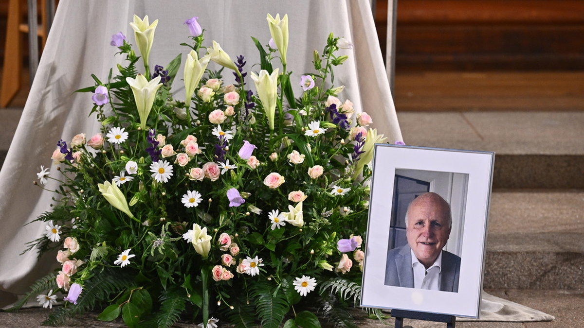 Kista och blommor före Arne Hegerfors begravning i Engelbrektskyrkan.