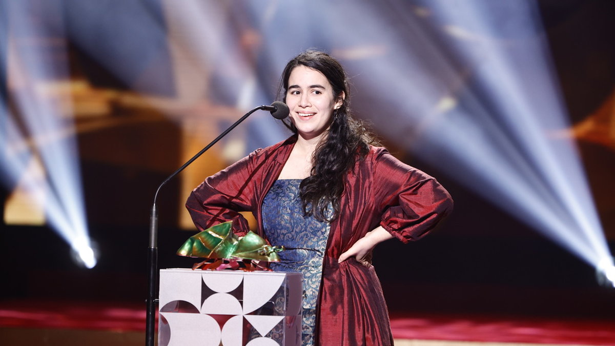 Nathalie Álvarez Mesén tar emot priset för bästa regi för filmen 'Clara Sola' under Guldbaggegalan på Cirkus i Stockholm.