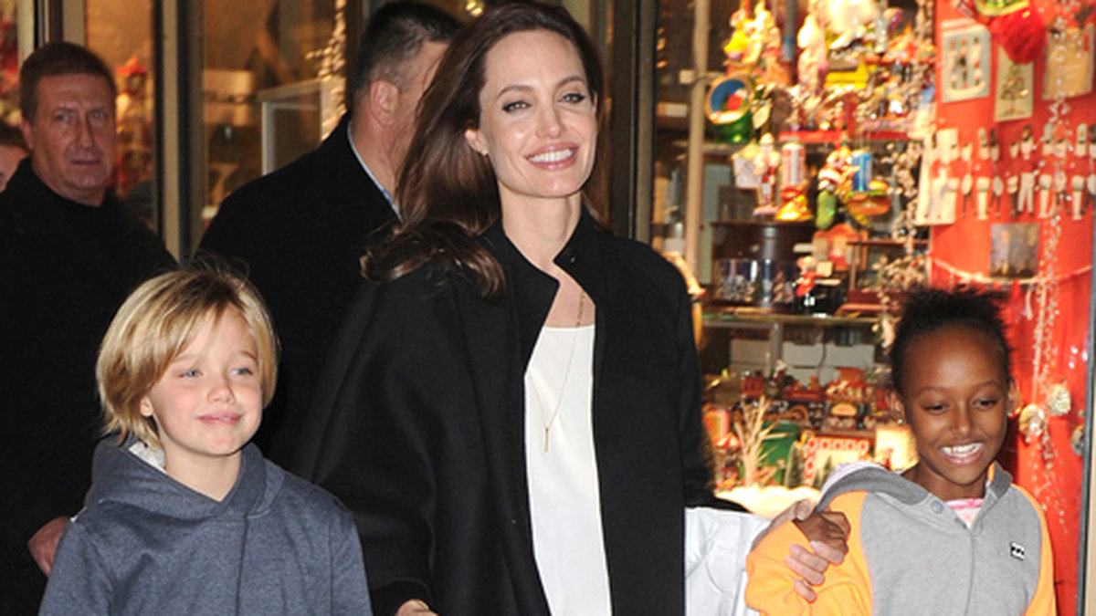 En sprudlande glad Angelina Jolie shoppar med sina bedårande döttrar Shiloh och Zahara i New York. 