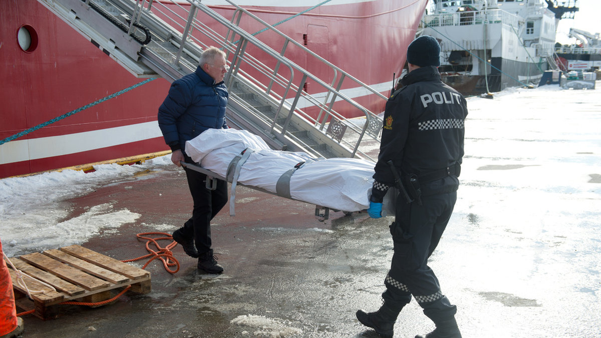 Ett annat lik uppfiskat av en trålare hämtas av polis i Båtsfjord i norra Norge 2019.