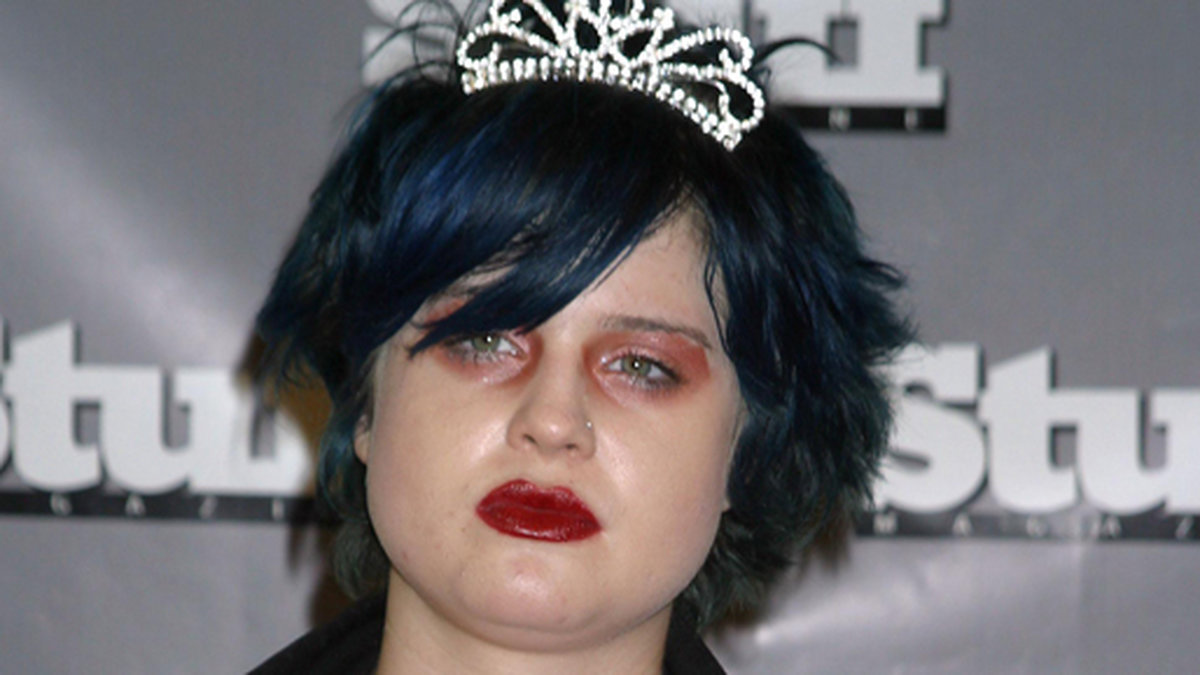 Så här såg Kelly Osbourne ut år 2003. Röd ögonskugga kanske inte är någon superhit...