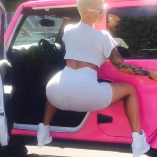 Amber Rose twerkar på sin rosa Jeep. Amber Rose twerkar på sin rosa Jeep.
