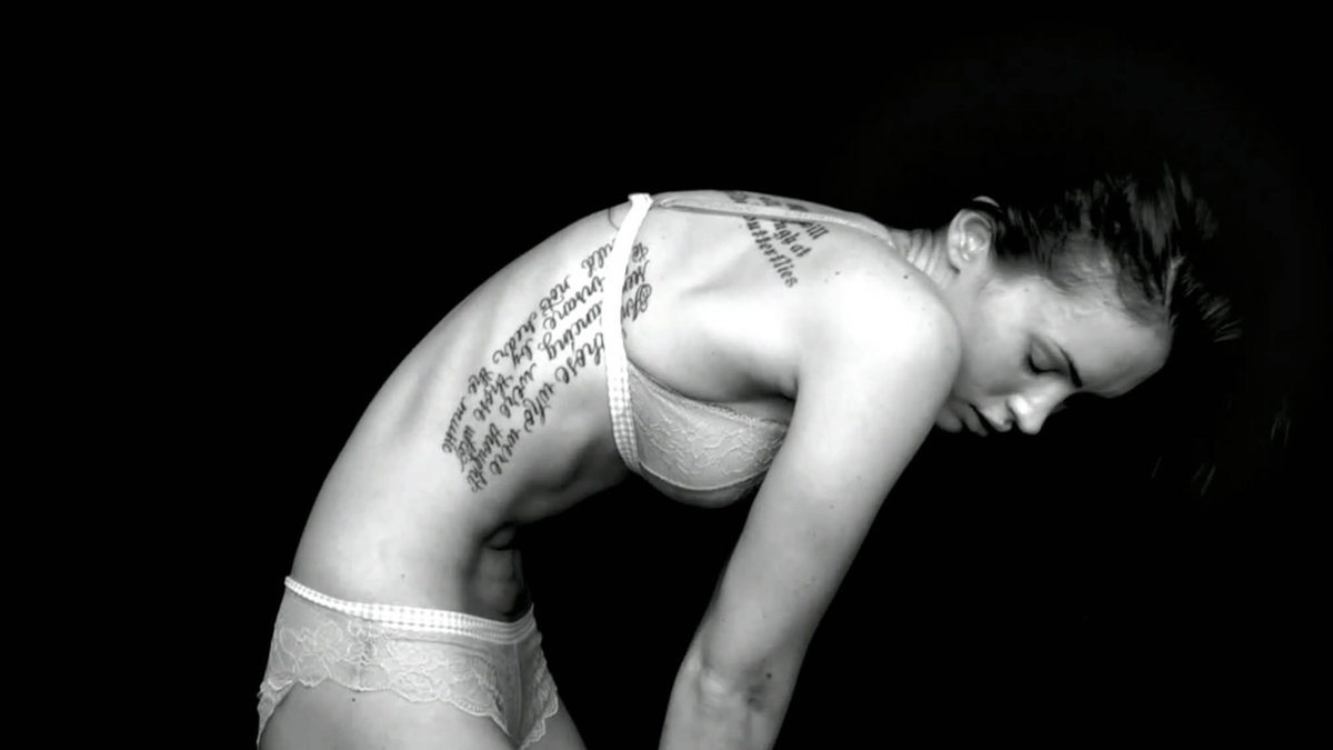 Megan Fox visar sina snygga tatueringar i en kampanj för Armani.