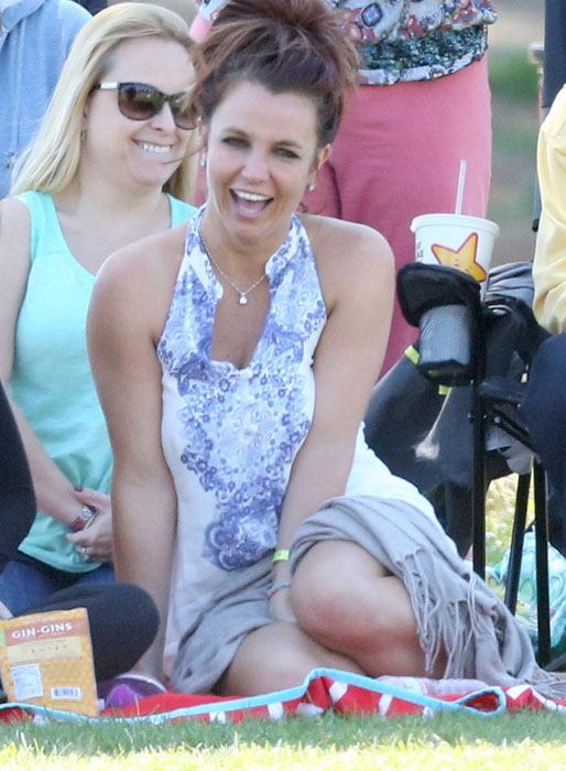 Britney hade en heldag i parken när hennes söner spelade fotboll. Britney hade en heldag i parken när hennes söner spelade fotboll.