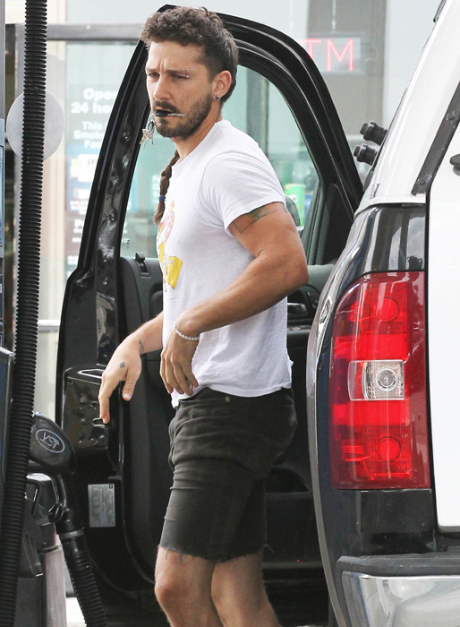 Shia LaBeouf tankar bilen i Los Angeles. Shia LaBeouf tankar bilen i Los Angeles.