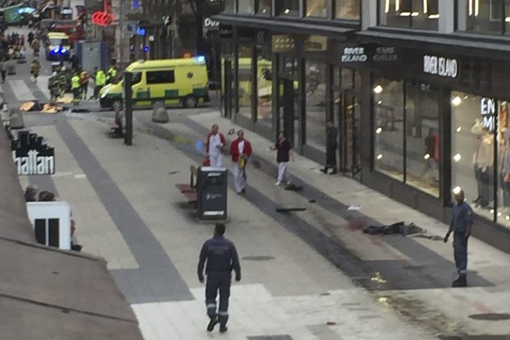 Efter lastbilens framfart på Drottninggatan Efter lastbilens framfart på Drottninggatan