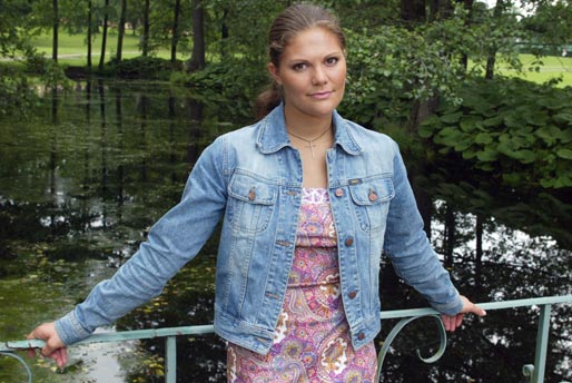 2002 i jeansjacka, sessans stil har verkligen förändrats. 2002 i jeansjacka, sessans stil har verkligen förändrats.
