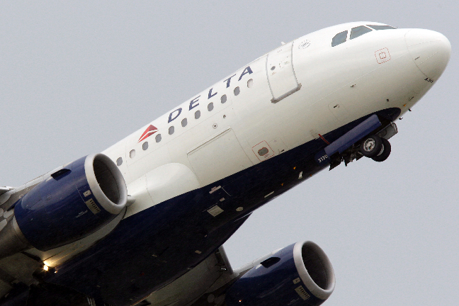 Delta Air Lines är en av de två flygbolag som blir stämda.
