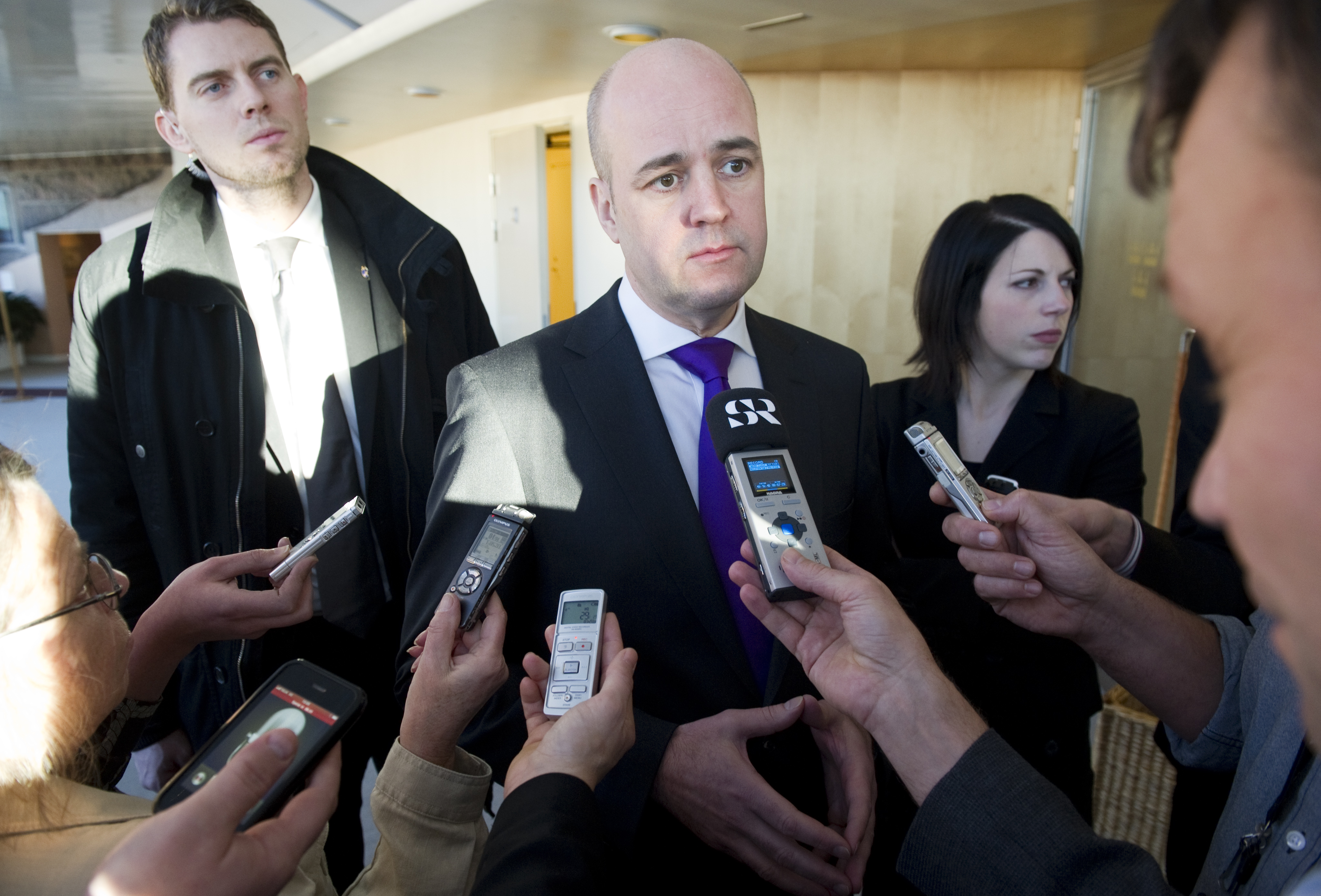 Fredrik Reinfeldts son fick föras till sjukhus efter den grova misshandeln.