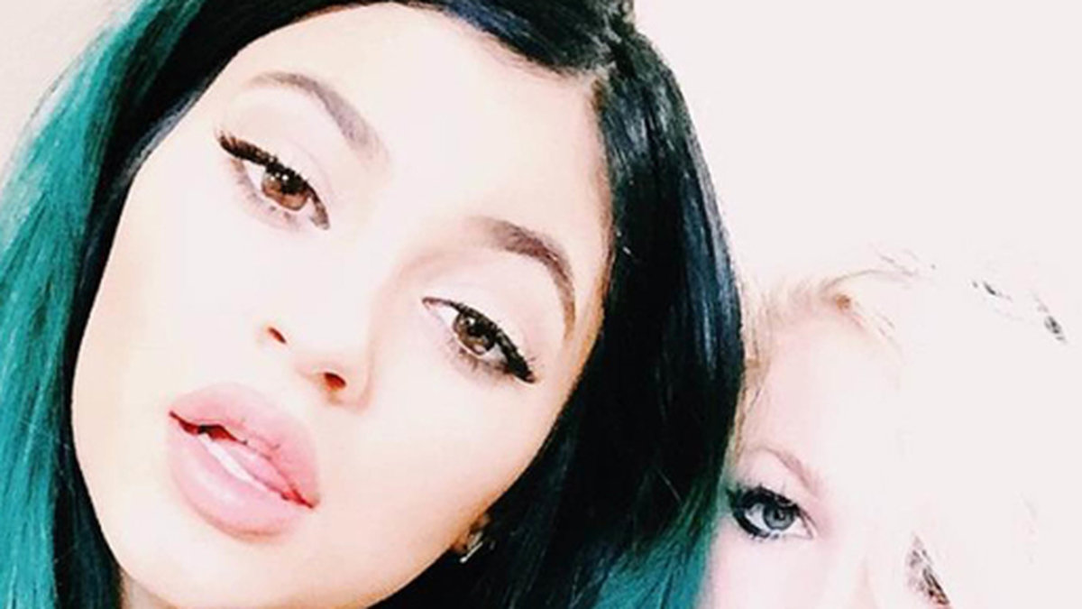 Kylie Jenner tar en selfie med sin väninna. 