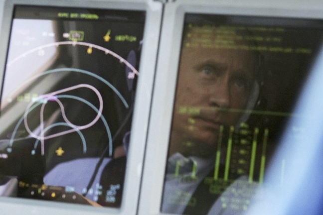 Vladimir, sätter sig i cockpit redo att släcka skogsbränder som härjar bara mil från Moskva, sommaren 2010. 