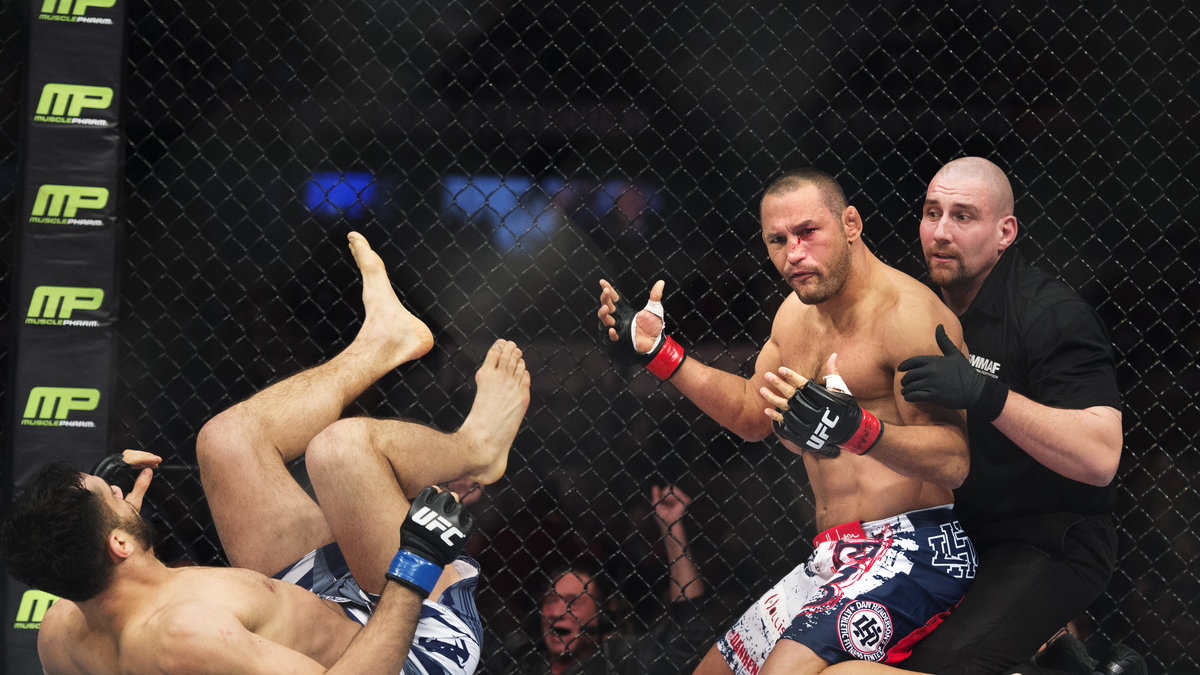 UFC-legendaren Dan Henderson blev besviken på domarens beslut att blåsa av matchen.