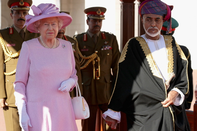 Här är hon på ett av sina otaliga statsbesök, bilden är tagen när hon besöker Oman. 