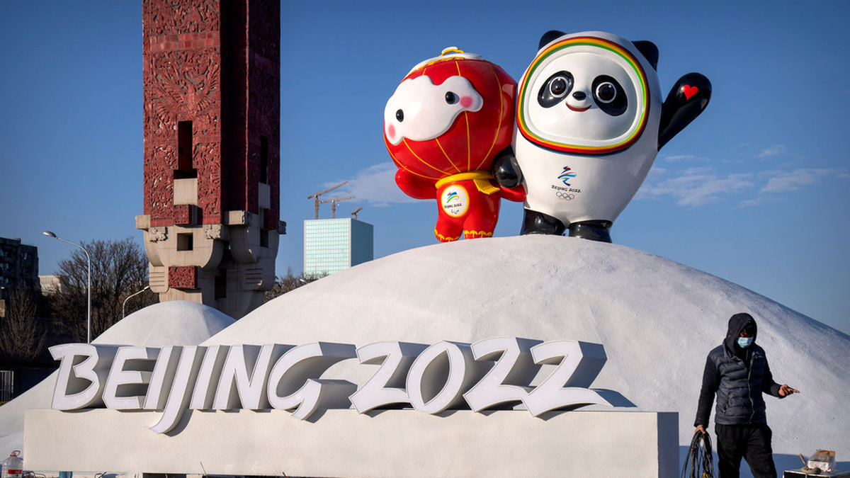 Den officiella OS-maskoten Bing Dwen Dwen (till höger), här i sällskap av den officiella Paralympics-maskoten Shuey Rhon Rhon nära Olympiaparken Olympic Green i Peking. Arkivbild.
