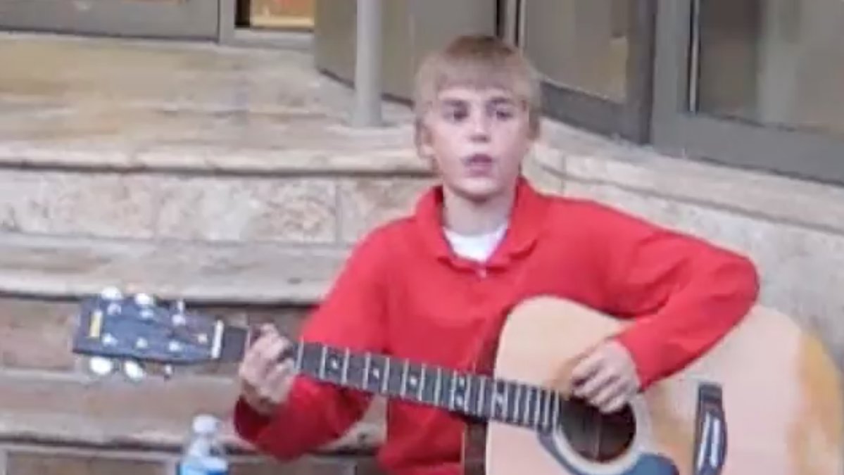 Här sitter lille knodd-Bieber och sjunger.