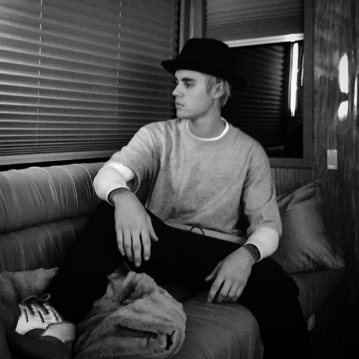 Justin Bieber chillar i hatt. Justin Bieber chillar i hatt.