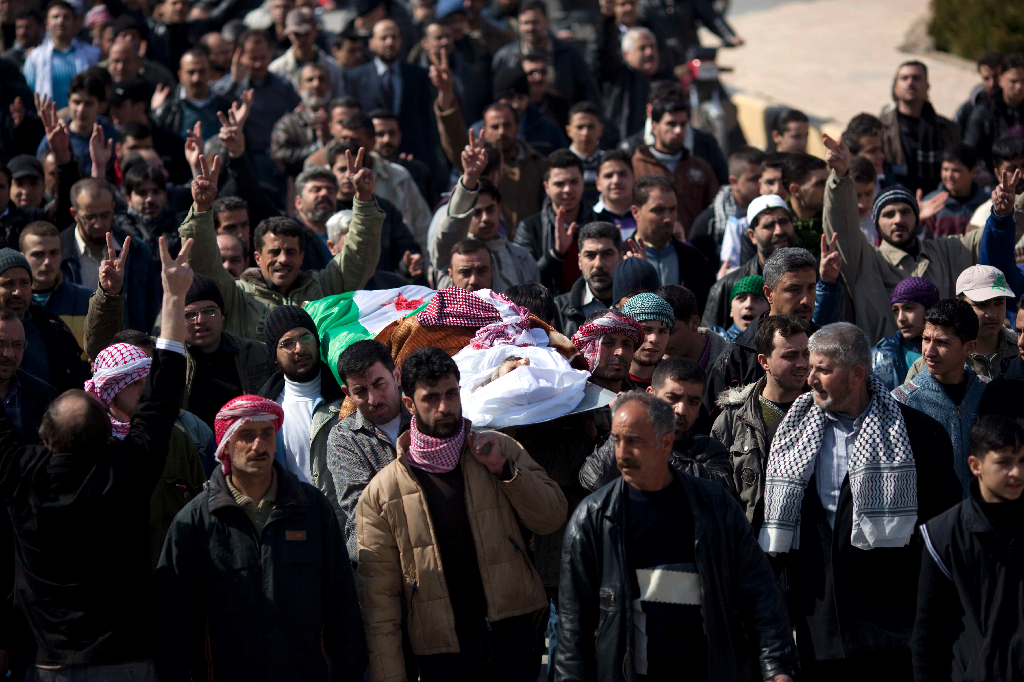Abdulaziz Abu Ahmed Khrer blev mördad av en krypskytt. Här blir han buren fram till sin begravning i staden Idlib den 8 mars 2012. 