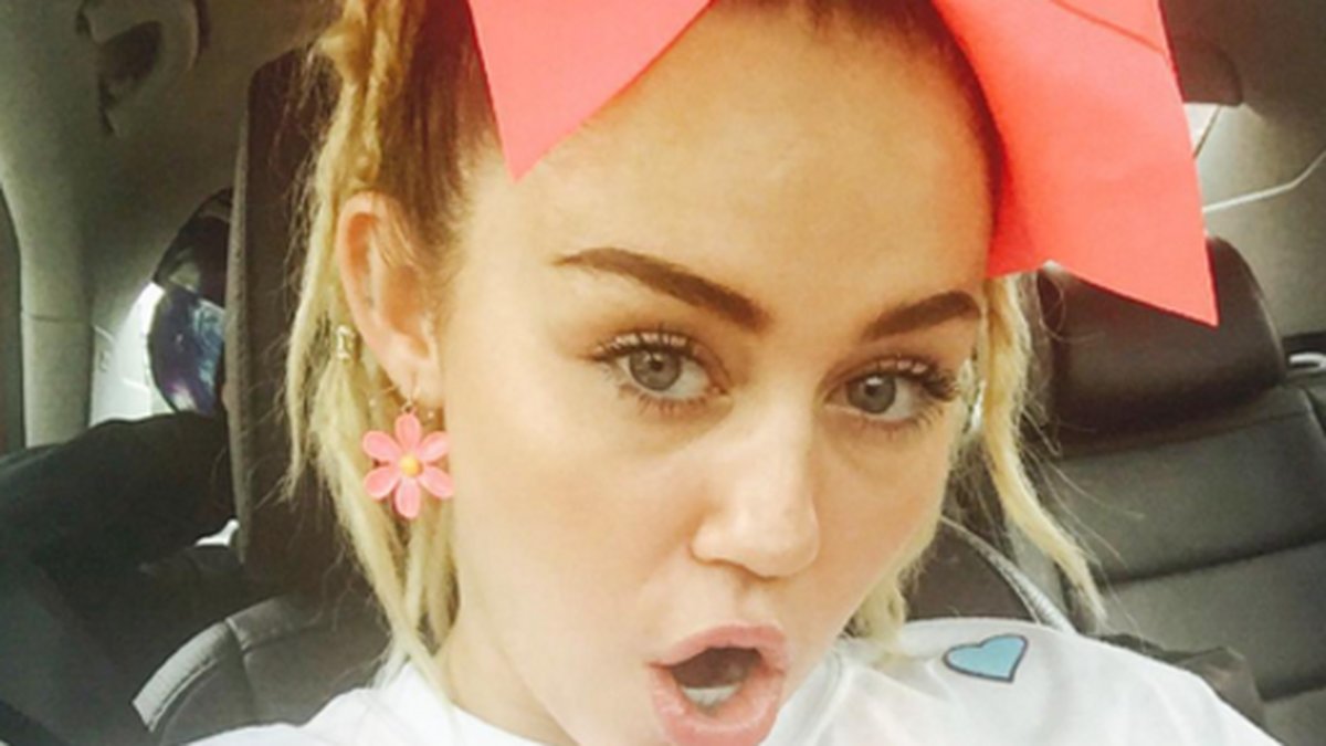 Miley Cyrus i färgglada kläder. 